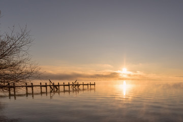 Sonnenaufgang am Starnberger See mit Steg