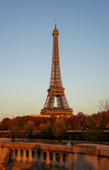 Fototapeta na wymiar Tour Eiffel depuis le viaduc de Passy
