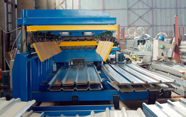 Bending machine for corrugated metal sheets in the production plant