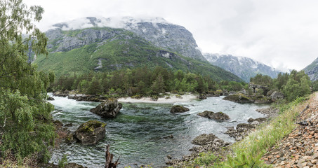 Fluss Rauma mit Bergen, Landschaft um Andalsnes, Norwegen, Romsdalsfjord