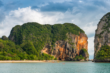 Küstenlandschaft am Railay beach bei Krabi in Thailand