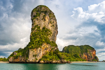 Küstenlandschaft am Railay beach bei Krabi in Thailand