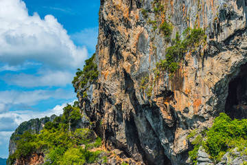 Sandsteinfelsen am Railay beach bei Krabi in Thailand