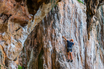 Kletterer am Railay beach, Thailand