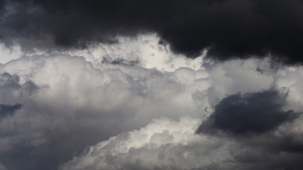 Ciel nébuleux chaotique, fort contraste
