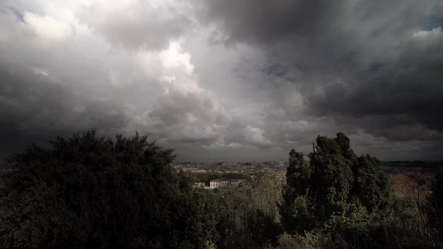 Roma, Italia. Belvedere del Gianicolo. Cielo spettacolare con rapido  passaggio di nuvole temporalesche. 4K time lapse  30 secondi