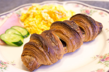 朝食のクロワッサン