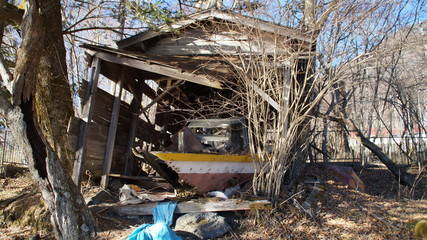 Obraz premium Broken boat hut on the lakeside