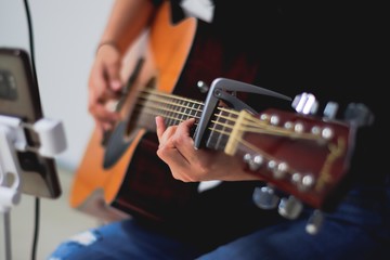 Chica tocando la guitarra en evento 