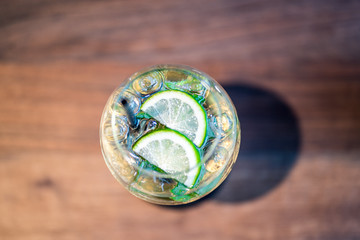 Getränk im Glas mit Minze und Limette