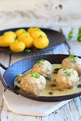 Königsberger Klopse in gußeisenpfanne