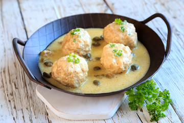 Königsberger Klopse in gußeisenpfanne