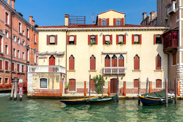 Obraz na płótnie Canvas Venice. Old houses over the canal.