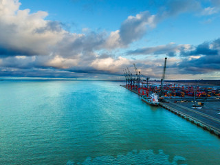Obraz premium cargo ship in the harbour with cranes