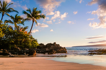 Sunset view of beautiful tropical beach, Secret Wedding Beach, Makena Cove, Maui, Hawai - obrazy, fototapety, plakaty