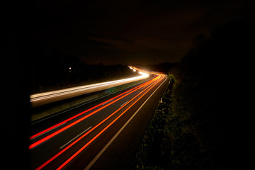 Autobahn Nachts mit Lichterspuren lightpainting - obrazy, fototapety, plakaty