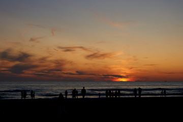 Fototapeta na wymiar Mensch vor Sonnenuntergang am Meer 