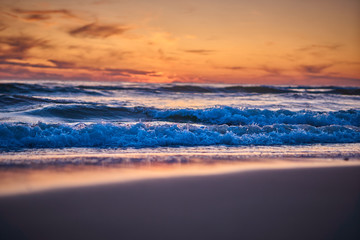 Obraz premium Sonnenuntergang am Meer Wellen Nahaufnahme