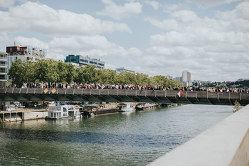 Foule sur le pont