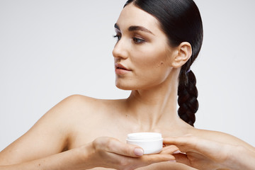 Obraz na płótnie Canvas bare shoulders woman clean skin