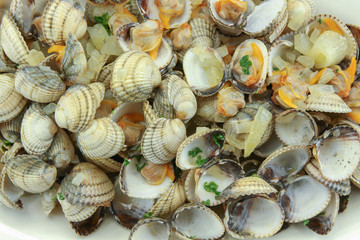 cockles cooked with white wine and onions