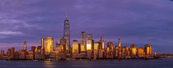 Naklejka premium View to Manhattan skyline from Jersey city at sunset