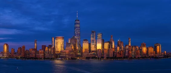Fotobehang View to Manhattan skyline from Jersey city at sunset © elena_suvorova