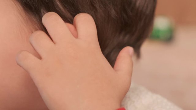 Symptoms of ear pain in infants, a child is scratching the ears, ear pain,