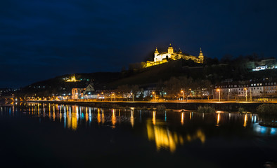 Obraz premium River main in Wüerzburg at night.