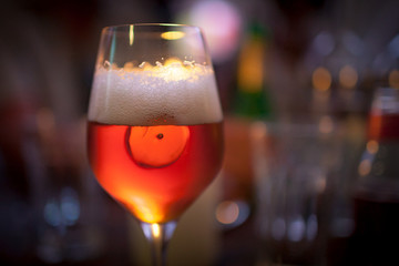 Cocktail mit Bier und Eiswürfeln