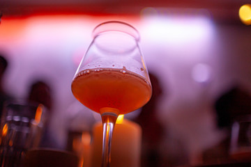 Cocktail mit Bier, Kaffee und Eis-Würfeln