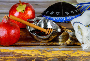 in the synagogue are the symbols of Rosh Hashanah apples and honey