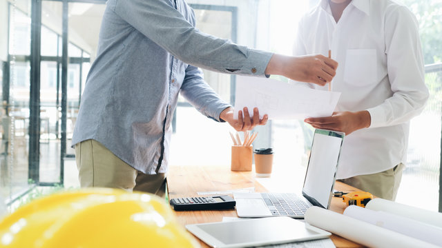 Engineer meeting for architectural project