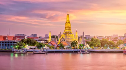 Foto auf Acrylglas Bangkok Schöne Aussicht auf Wat Arun Tempel in der Dämmerung in Bangkok, Thailand