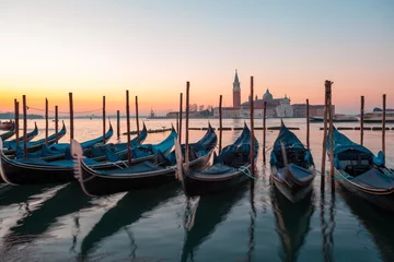 Naadloos Fotobehang Airtex Zonsopgang in Venetië met gondel en eiland van st george uitzicht vanaf het plein San marco © k_samurkas
