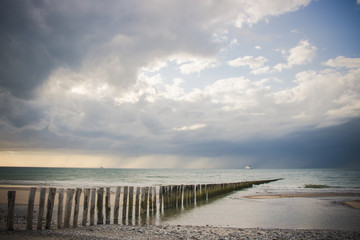 vue sur la manche à Sangatte, plage sous un ciel orageux