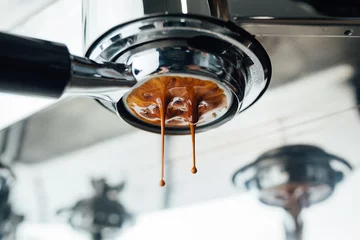 Foto op Plexiglas middle of the process of extracting espresso from bottomless portafilter © Аrtranq
