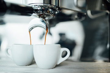 extraction of espresso from double open-end portafilter holder