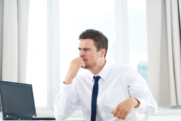 Naklejka premium businessman talking on phone in office