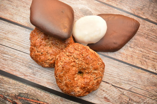 roccoc&ograve; e mustaccioli dolci tradizionali per il natale della citt&agrave; di napoli italia