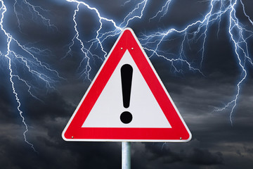 Verkehrschild warnt vor Gewitter und Starkregen