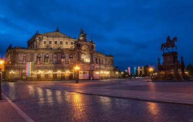 Fototapeta na wymiar Semperoper zur Blauenstunde in Dresden
