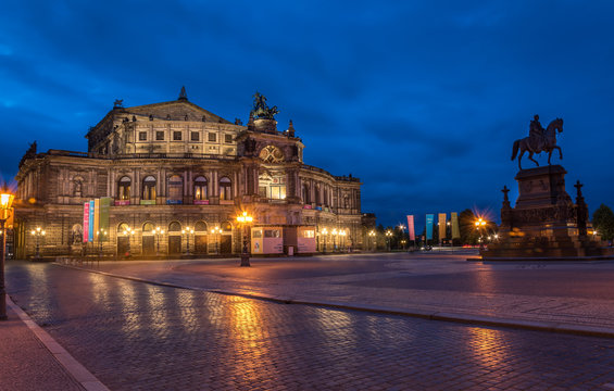 Semperoper zur Blauenstunde in Dresden