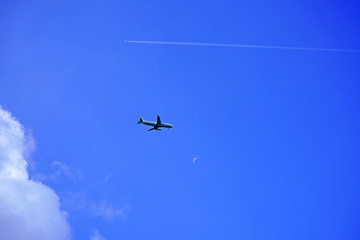 Flugzeuge und Mond