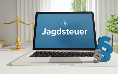 Jagdsteuer – Recht, Gesetz, Internet. Laptop im Büro mit Begriff auf dem Monitor. Paragraf und Waage. .