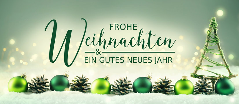 Frohe Weihnachten und ein gutes neues Jahr   -  Weihnachtskarte deutsche Sprache -  Deko aus Tannenzapfen, Baum und Christbaumkugeln 