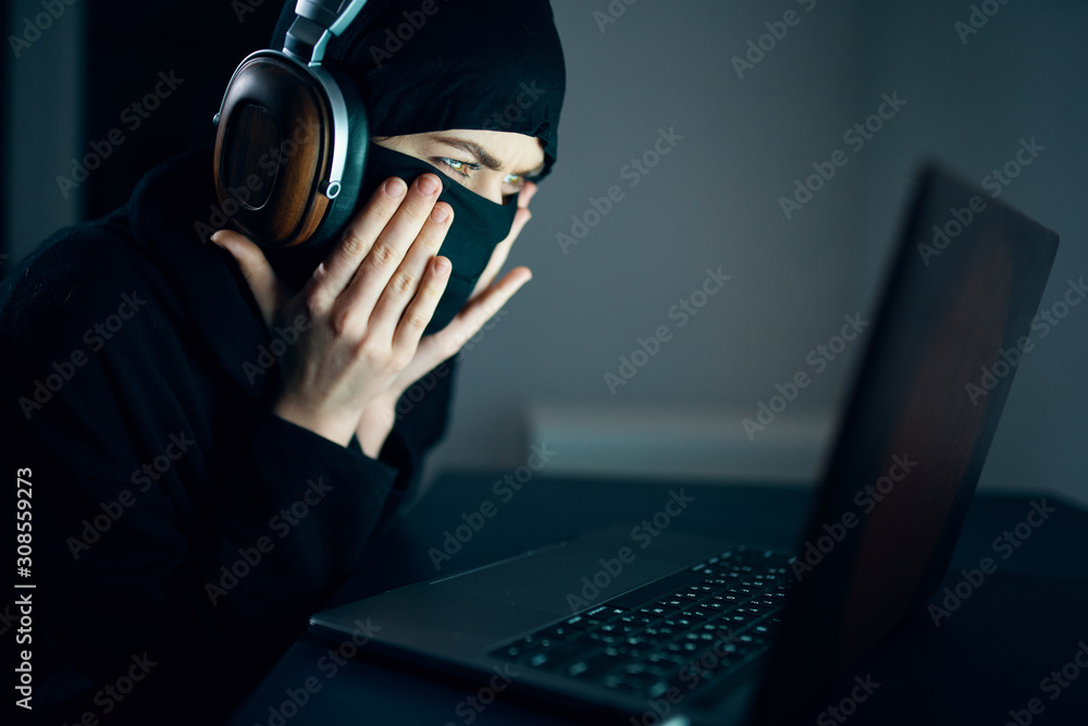 Aufkleber hacker stealing data from the laptop