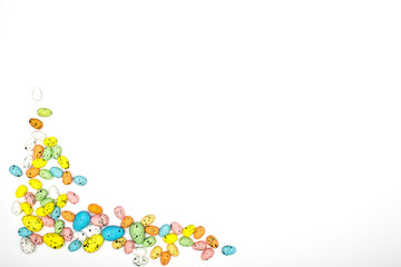 Bunte Eier auf weißem Untergrund
