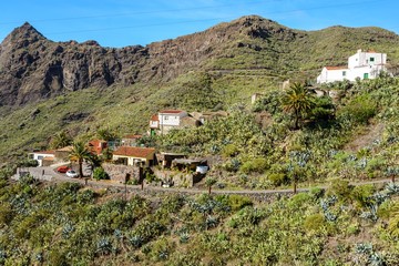 Fototapeta na wymiar beautiful road in the mountains. Los Carrizales.