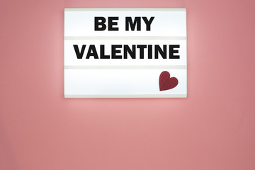 Leuchtkasten auf rosa untergrund be my valentine